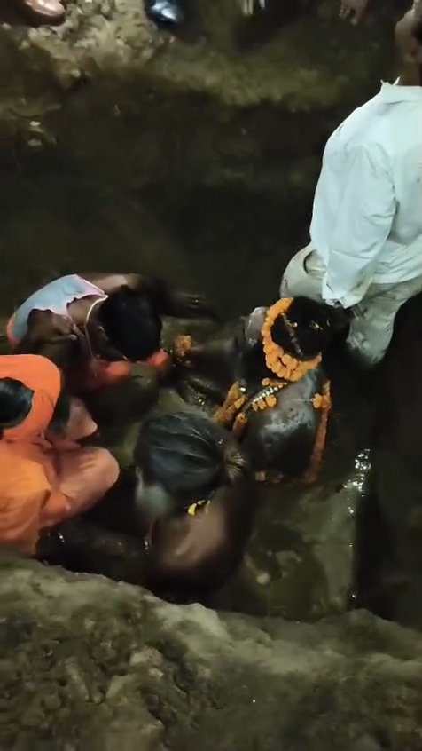 पीलीभीत के बिलसंडा में लंगड़ा बाबा आश्रम सुरक्षा को लेकर हड़कंप: भू-समाधि में उतरे महंत सत्यगिरि, देर रात प्रशासन ने सुरक्षित बाहर निकाला