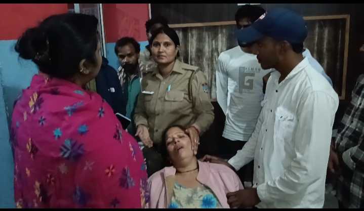 किसी भी व्यक्ति, विशेषकर महिला, को चोरी के आरोप में पूछताछ के नाम पर थाने ले जाकर मारपीट करना कानूनन और मानवाधिकारों के विरुद्ध है।