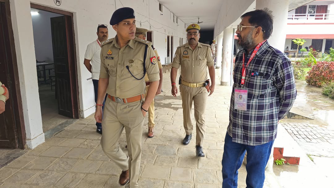पुलिस अधीक्षक प्रतापगढ़ द्वारा KP हिन्दू इंटर कॉलेज स्थित PET-2026 परीक्षा केंद्र का किया गया निरीक्षण